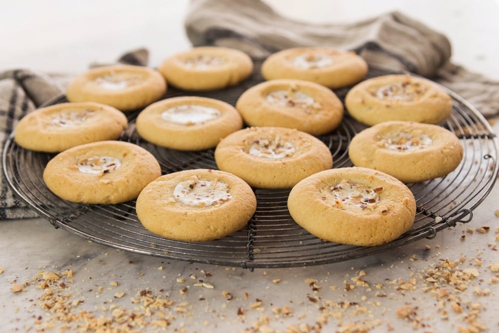Cookies rest on a cooling rack.