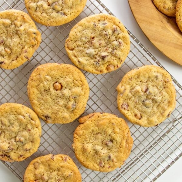 Cookies rest on a cooling rack.