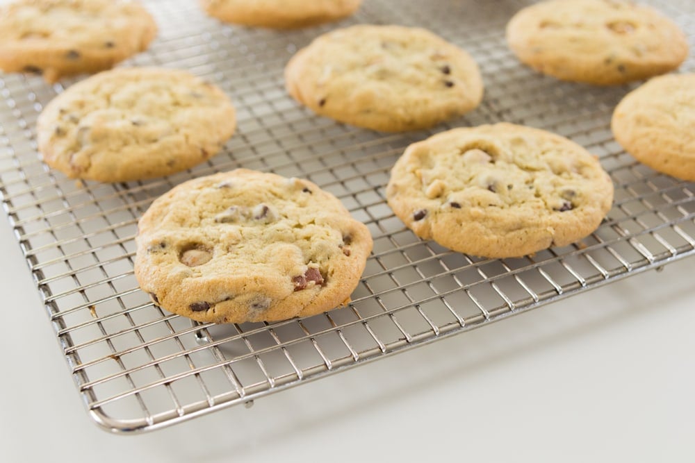 Cookies line a cooling rack.